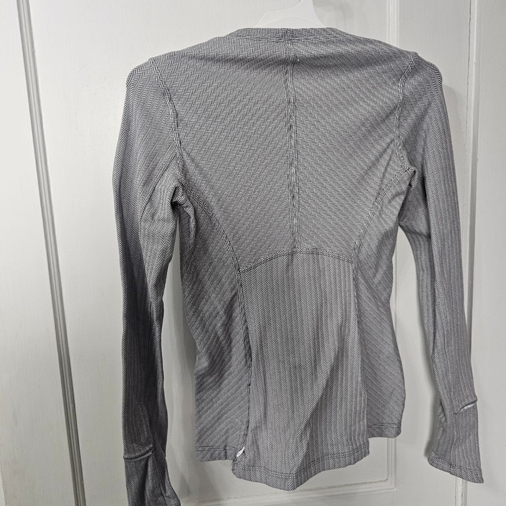 Lululemon Fittdd Athletic Shirt With Thumb Holes In Back Zipper Pocket Size 6